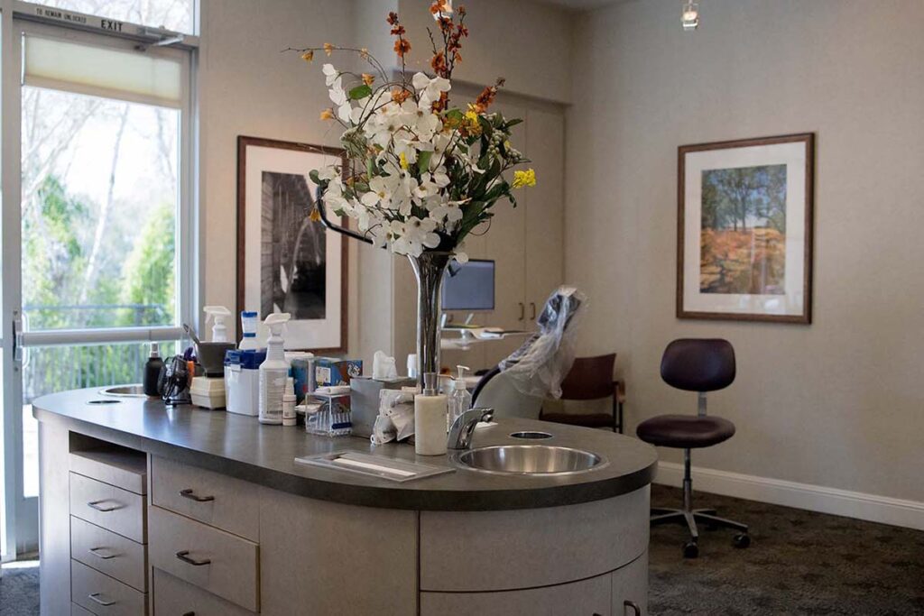 Flowers-on-the-island-at-Kelleher-Orthdontics-serving-citrus-heights